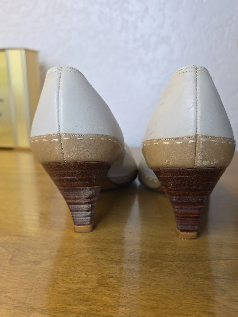 Vintage Cream Pointed-Toe Wood Heels with Tan Trim Cream Stitching 7.5